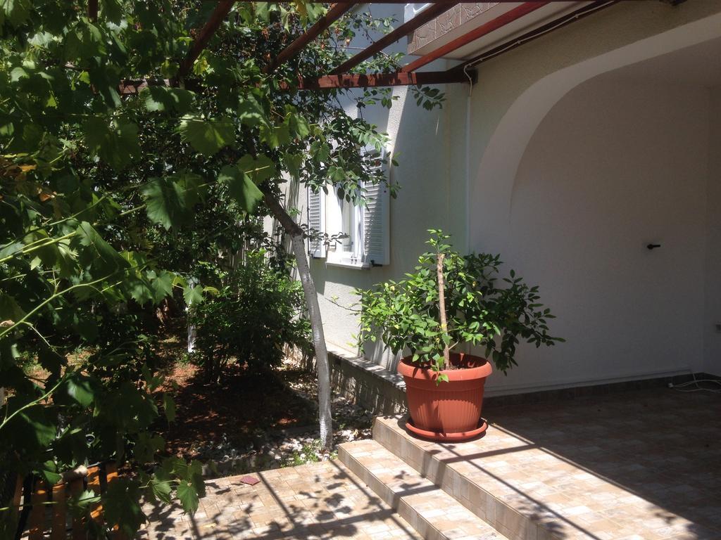 Apartment And Studio Jelusic Pinezići Exterior foto